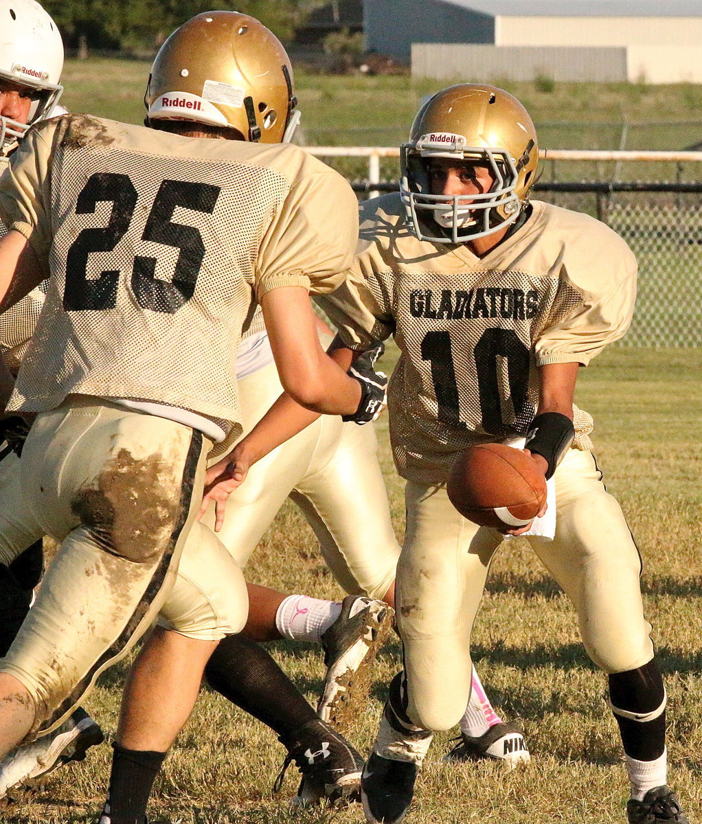 Image: JH quarterback Tylan Wallace(10) hands off to Kyle Tindol(25) who wraps around the right side for a touchdown.