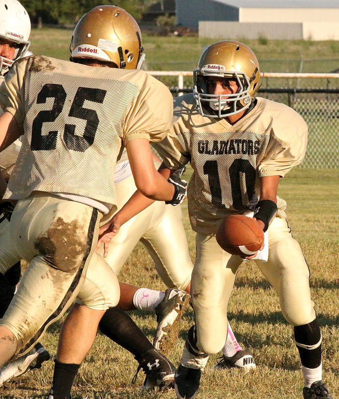 Image: JH quarterback Tylan Wallace(10) hands off to Kyle Tindol(25) who wraps around the right side for a touchdown.