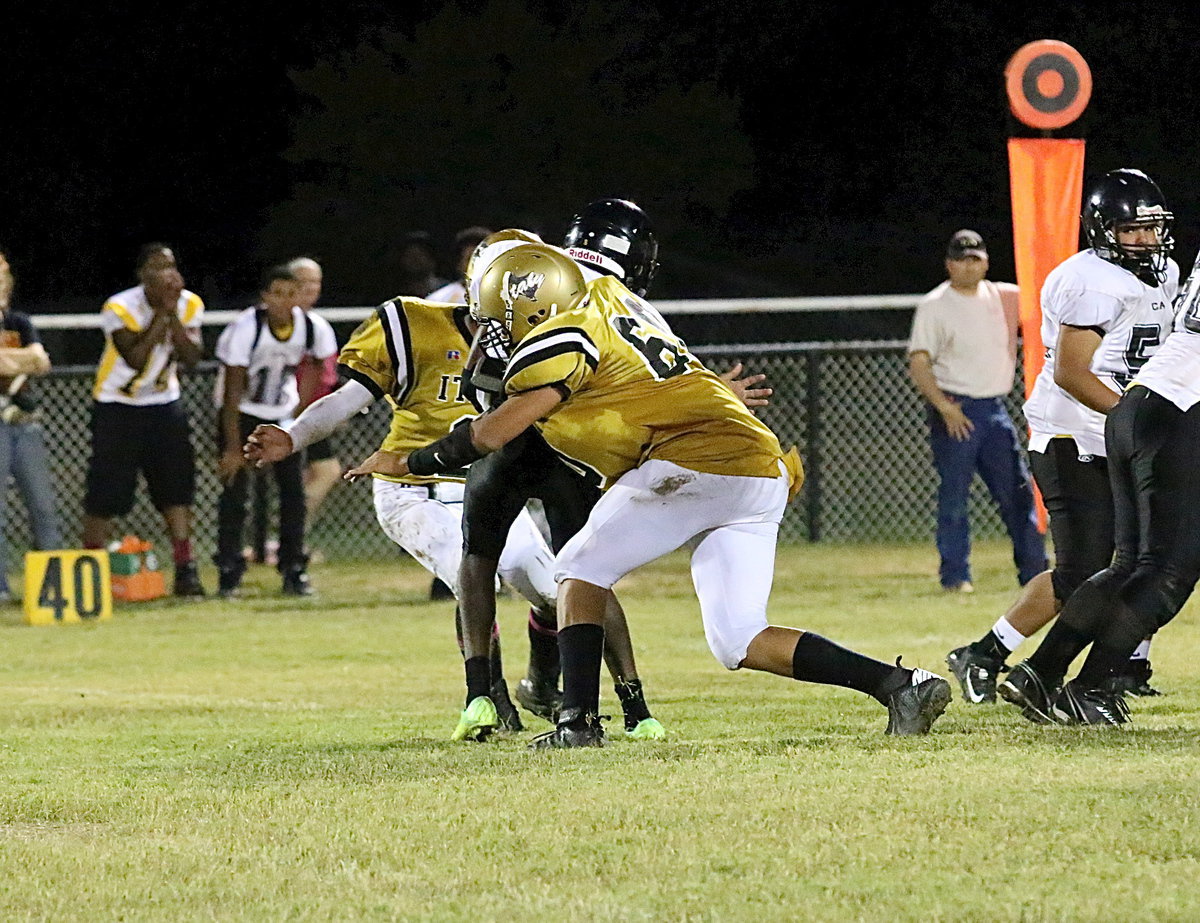 Image: Joe Celis(2) and David De La Hoya(60) combine for a stop in Itasca’s backfield.