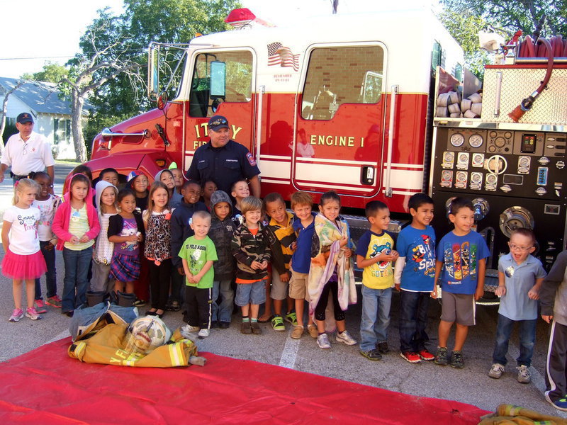 Image: Pre-k and kindergarten students pose by the Italy fire engine..