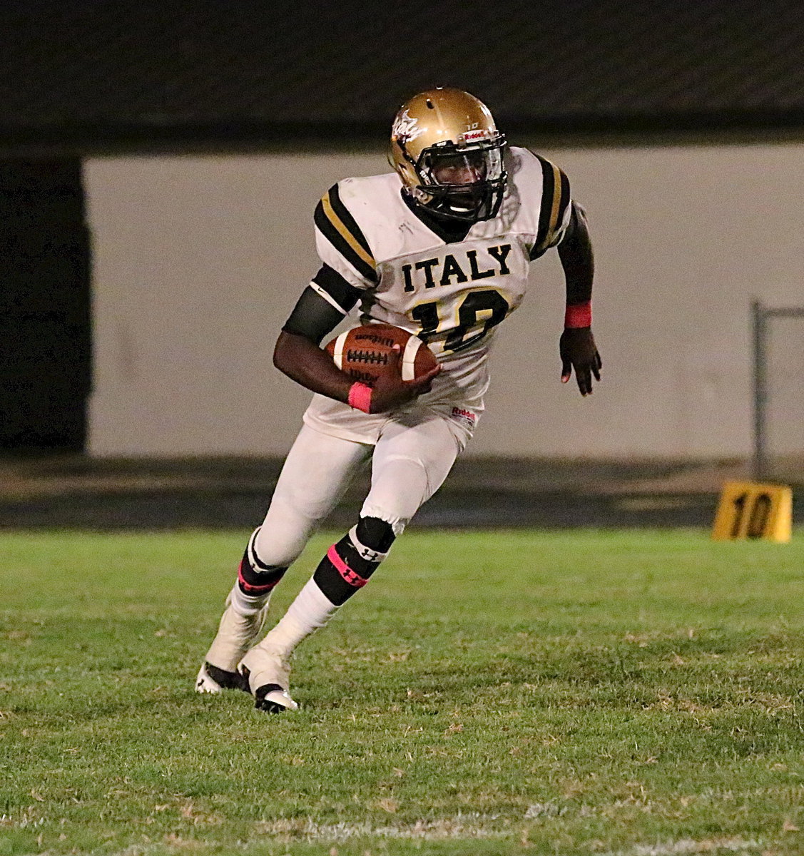 Image: Italy quarterback TaMarcus Sheppard(10) turns upfield to score his first of three touchdowns on the night.