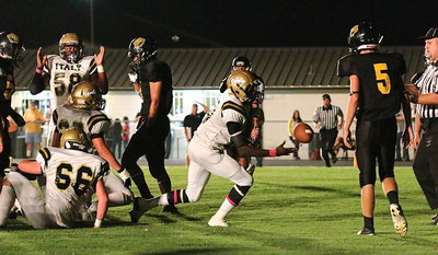 Image: Darol Mayberry(58) signals touchdown as Italy quarterback TaMarcus Sheppard(10) follows his center Kyle Fortenberry(66) and lead back Shad Newman(25) in for a his first of 3 touchdowns during the game.
