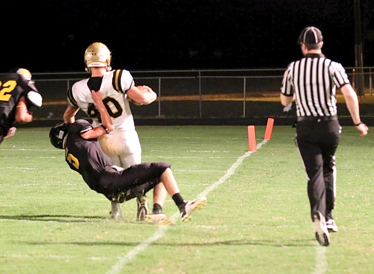 Image: Italy’s Coby Bland(40) breaks for a 60-yard gain before being yanked down from behind by an Itasca defender. Surprisingly, there was no penalty for a “horse-collar” charged to the Cats.