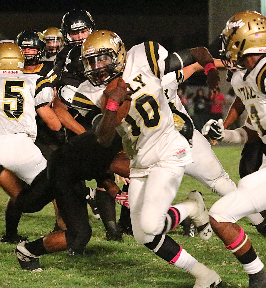 Image: TaMarcus Sheppard(10) slips past tacklers to score his second touchdown of the game.