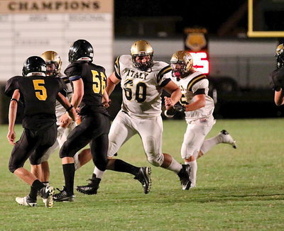 Image: Back Hunter Merimon(9) and right guard Kevin Roldan(60) lead for fullback Shad Newman(25).