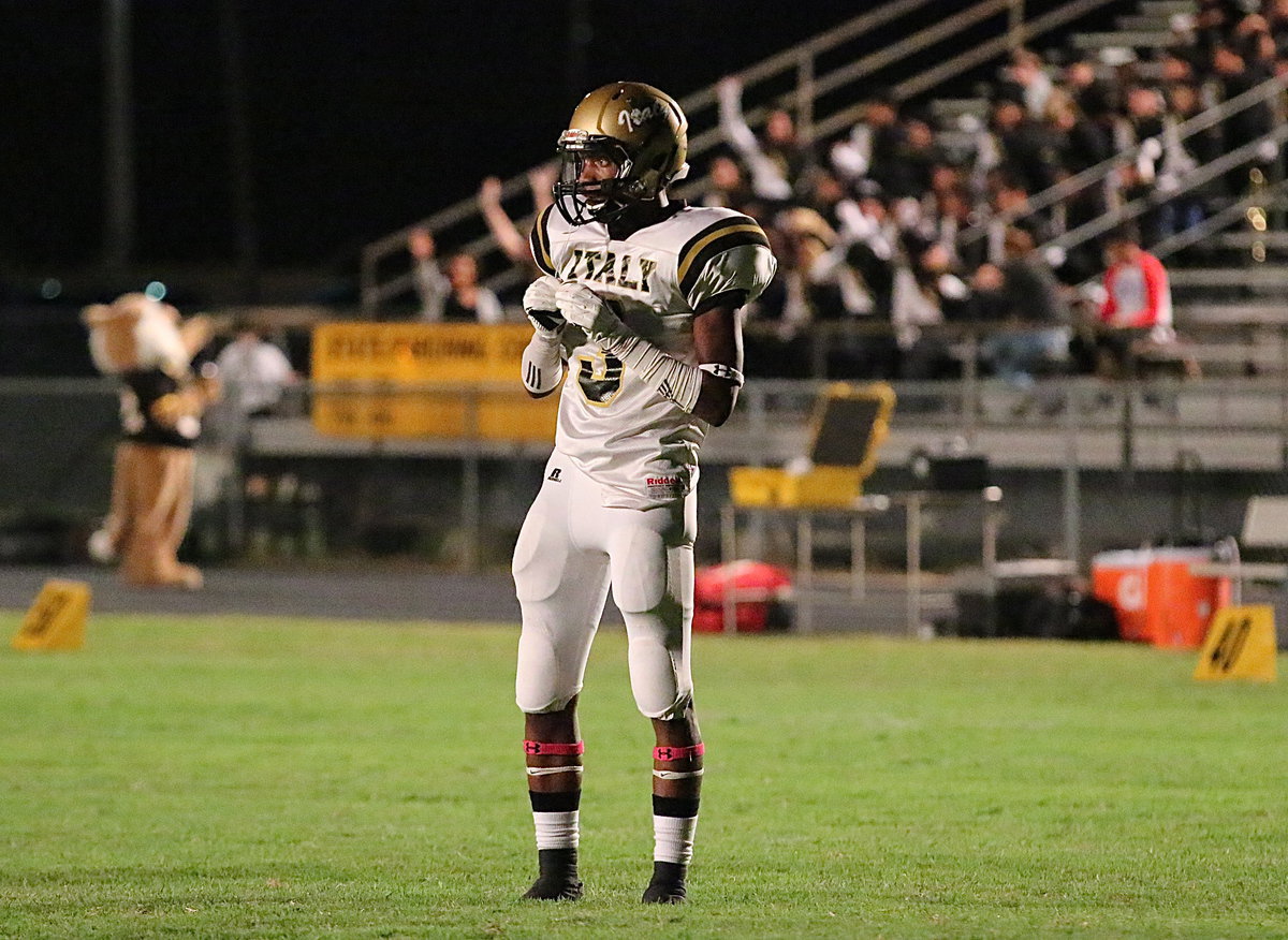 Image: Trevon Robertson(3) looks for the play call from his quarterback.