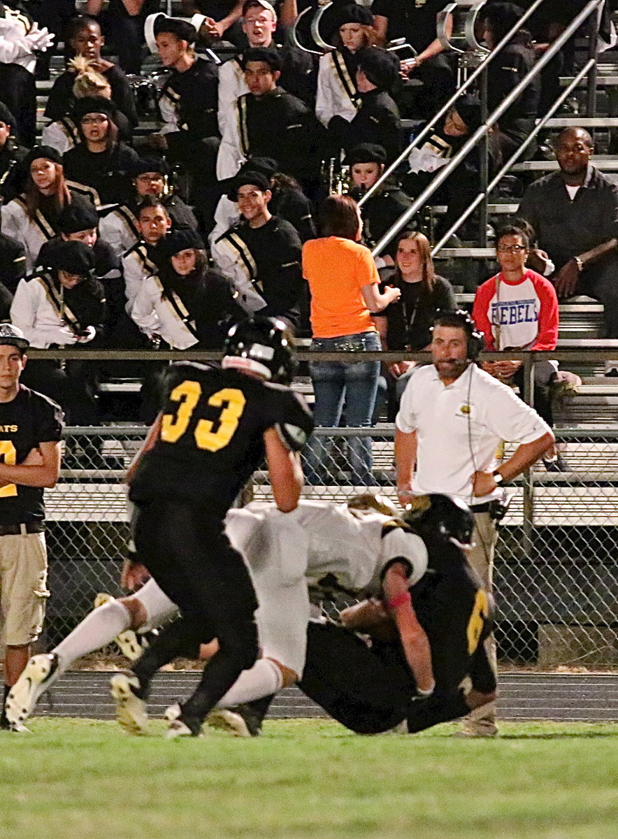 Image: Cody Boyd levels an Itasca ball carrier along the Wampus Cats’ sideline.