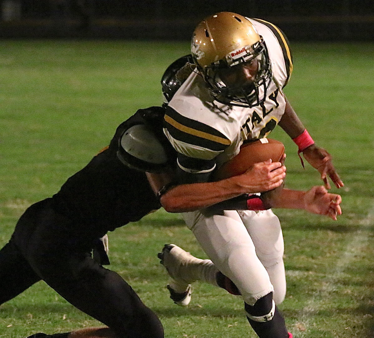 Image: TaMarcus Sheppard(10) is forced out-of-bounds after a nice gain.