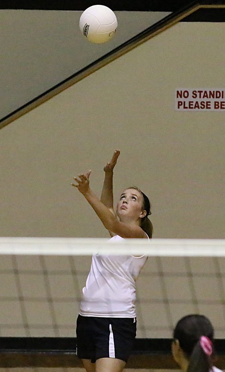 Image: Hannah Washington(7) serves up a winner up for Italy’s JV squad.