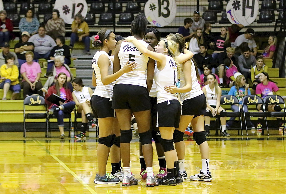 Image: Italy’s JV girls form a team huddle as they unite together to get the win over Kopperl.