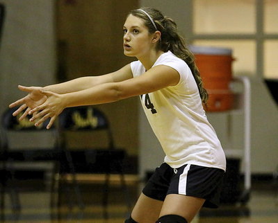Image: Cassidy Gage(14) readies for the upcoming serve from Frost.