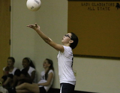 Image: Madison Galvan(10) serves for Italy’s JH B-team.
