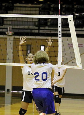 Image: Cassidy Gage(14) puts pressure on Frost at the net.
