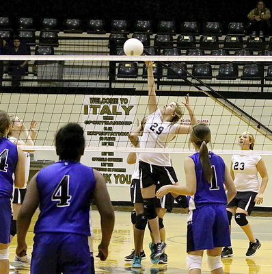 Image: Grace Haight(29) slices in to make a play on the ball for Italy.