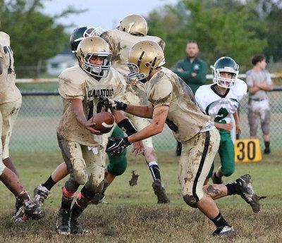 Image: Italy’s 8th grade quarterback Tylan Wallace(10) hands off to running back Kyle Tindol(25).