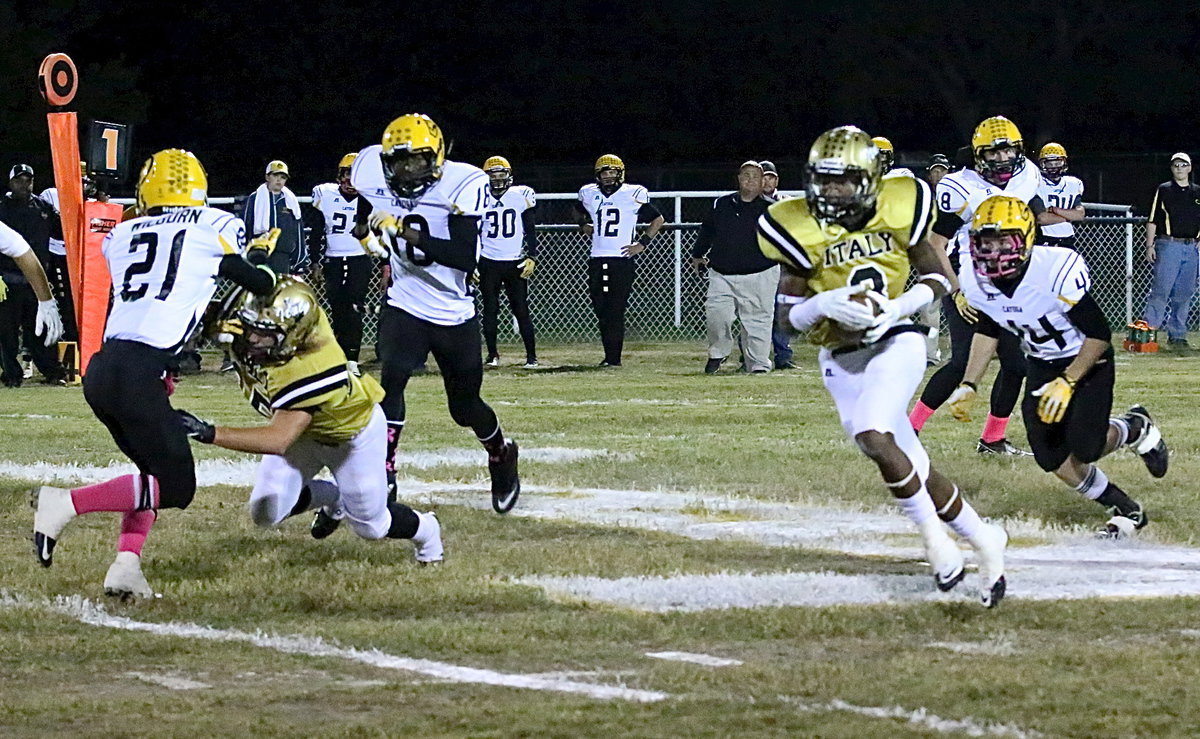 Image: Italy fullback Shad Newman(25) throws a block downfield to spring teammate Trevon Robertson(3) who cuts back for 23 yards.