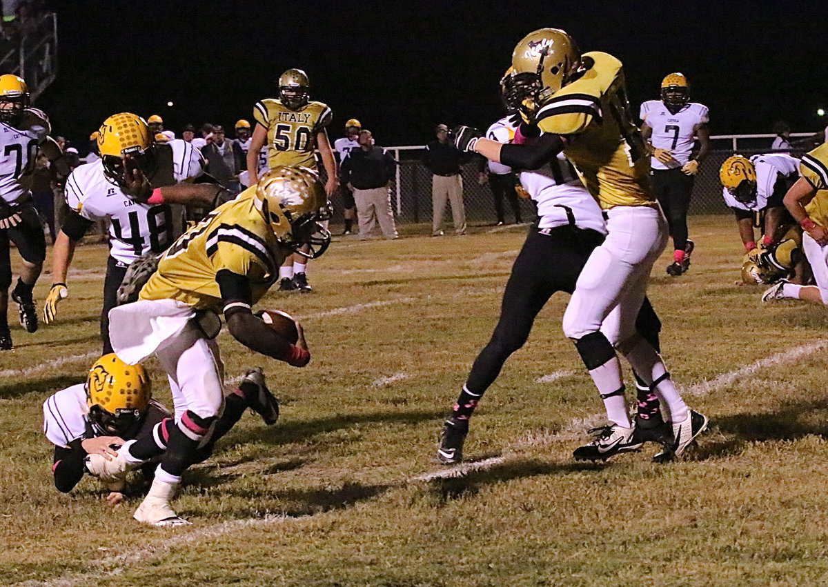 Image: Italy’s Cody Boyd(15) catches a Wildcat defender unaware to pave the way for teammate TaMarcus Sheppard(10) who breaks tackles to reach the end zone.