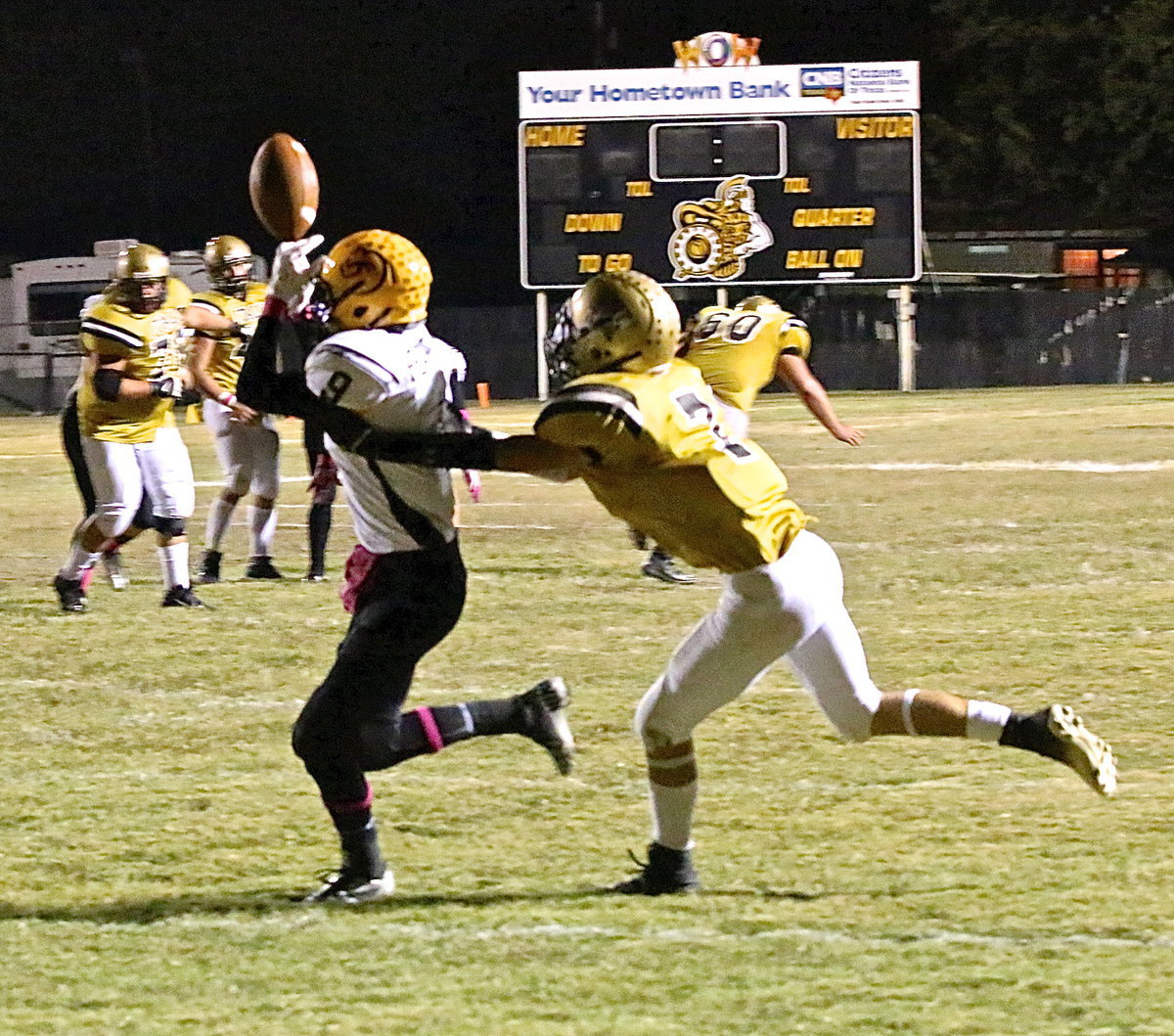 Image: Italy’s Ryan Connor(7) disrupts a pass attempt by the Wildcats.