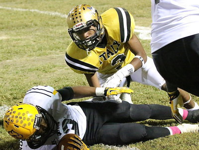 Image: Italy’s Trevon Robertson(3) tackles a Cayuga Wildcat.