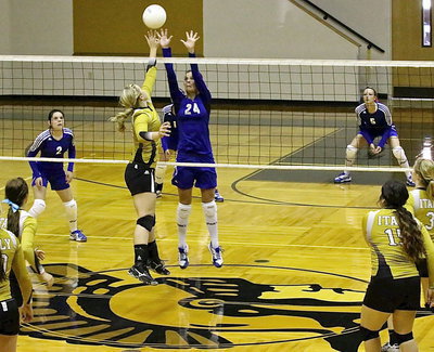 Image: Italy’s Jaclynn Lewis(13) makes a play at the net against Frost.