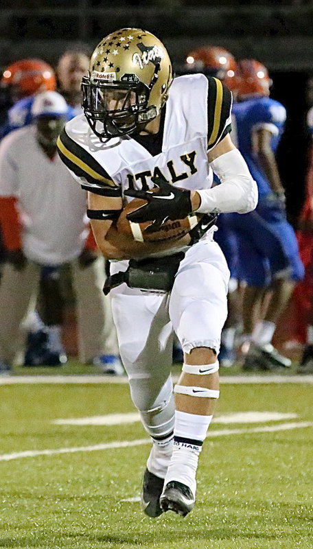 Image: Levi McBride(1) carries the ball around the end.