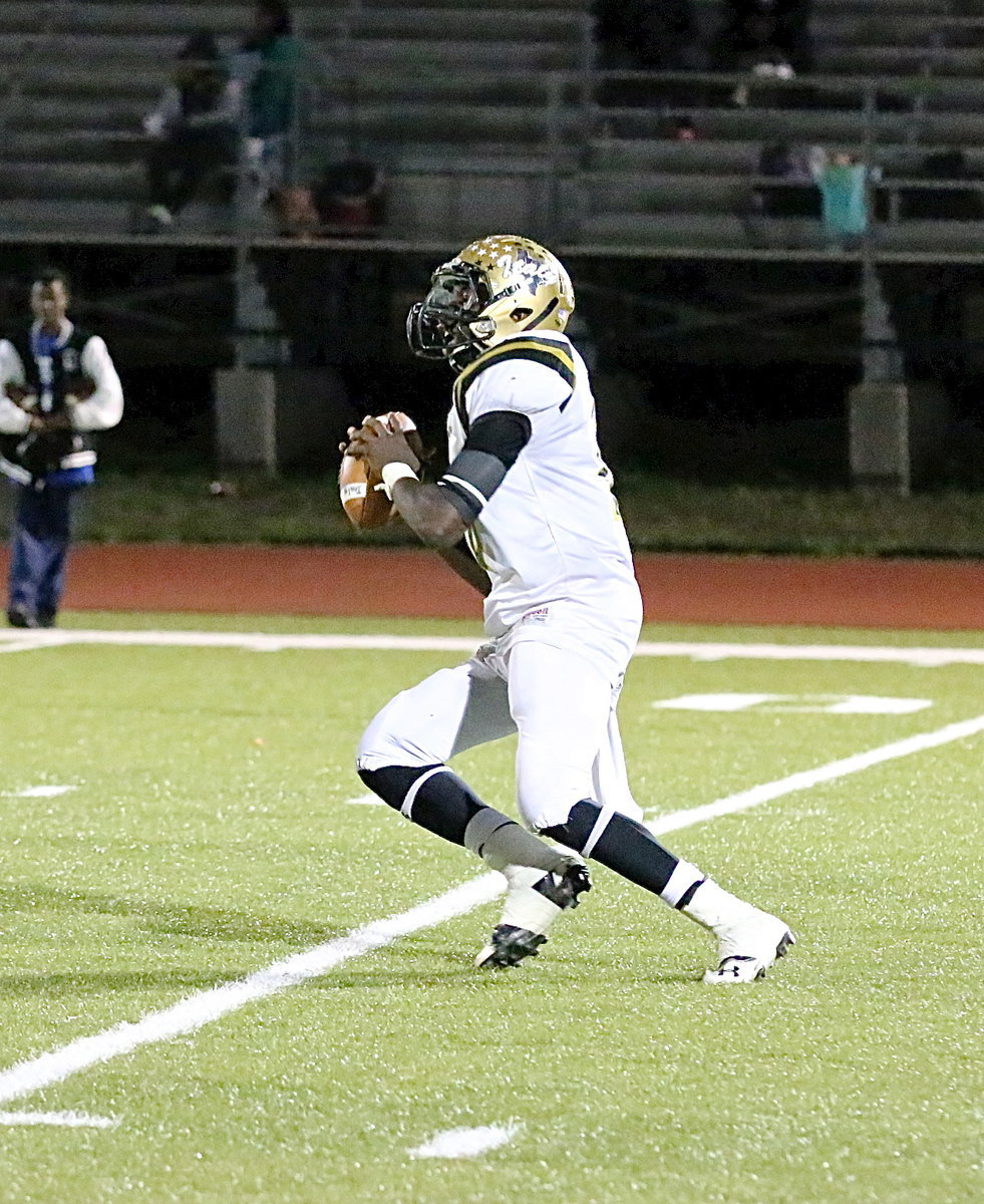 Image: Italy’s senior quarterback TaMarcus Sheppard(10) spots senior receiver Trevon Robertson open downfield in the first-half.