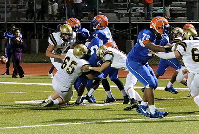 Image: Tyler Vencill(65), Justin Wood(4) and Bailey Walton(54) close in on a Gator running back.