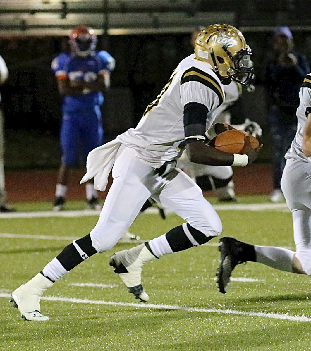 Image: Gladiator quarterback TaMarcus Sheppard(10) runs with the ball.