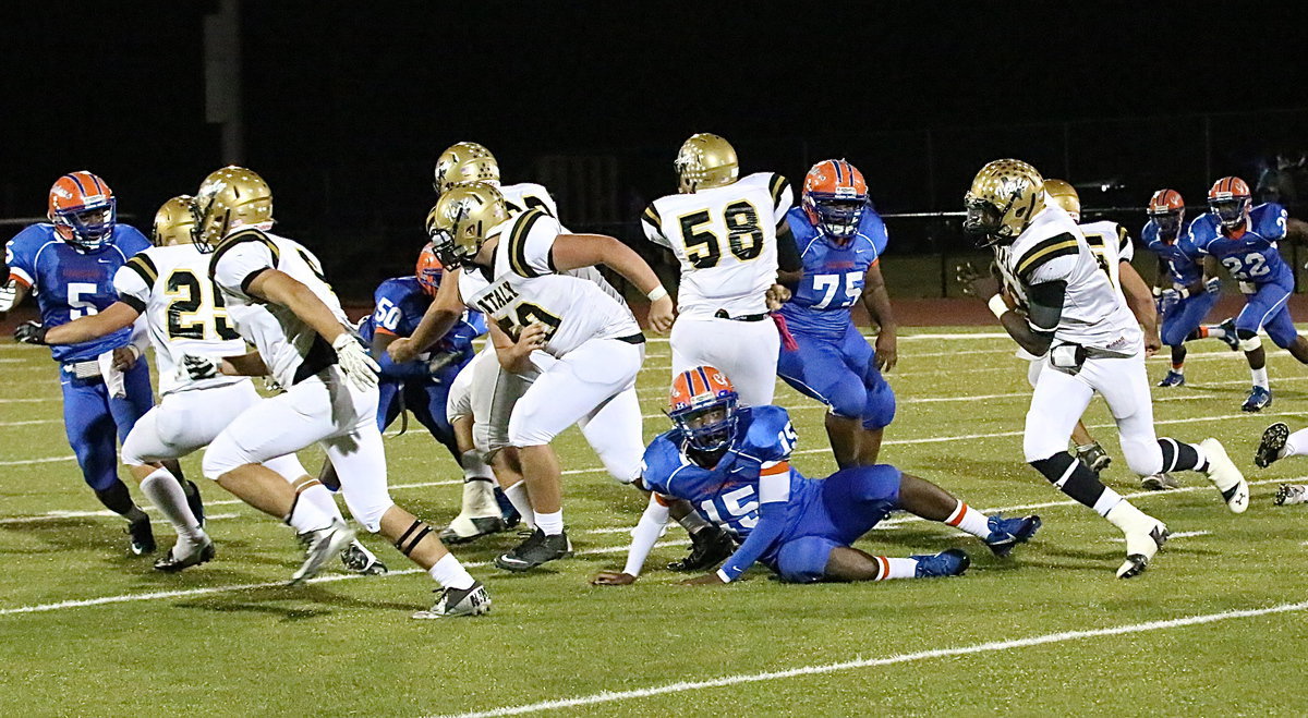 Image: Italy’s offense gets rolling in the second-half as TaMarcus Sheppard(10) makes use of a wall of blockers.