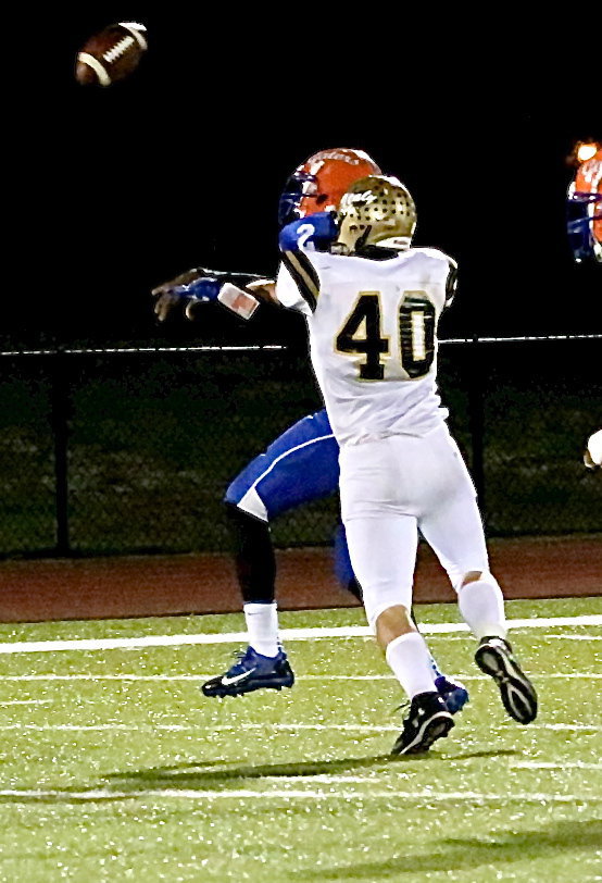 Image: Italy’s Coby Bland(40) reaches the Gator quarterback to force an incomplete pass.