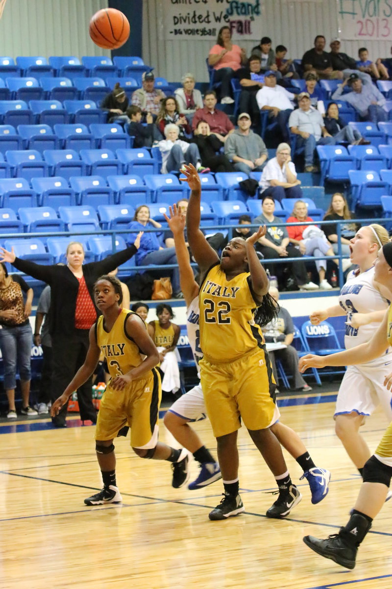 Image: Italy’s Taleyia Wilson(22) puts up a shot at the front of the rim.