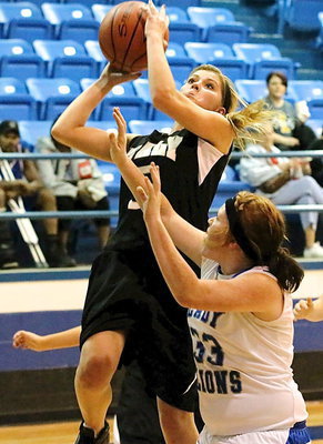 Image: Italy’s Halee Turner(3) powers her way in for a bucket.