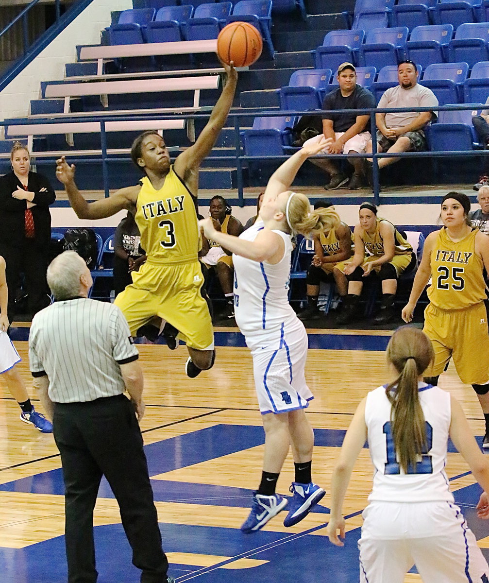 Image: Kortnei Johnson(3) wins the opening tip, almost giving the referee whiplash.