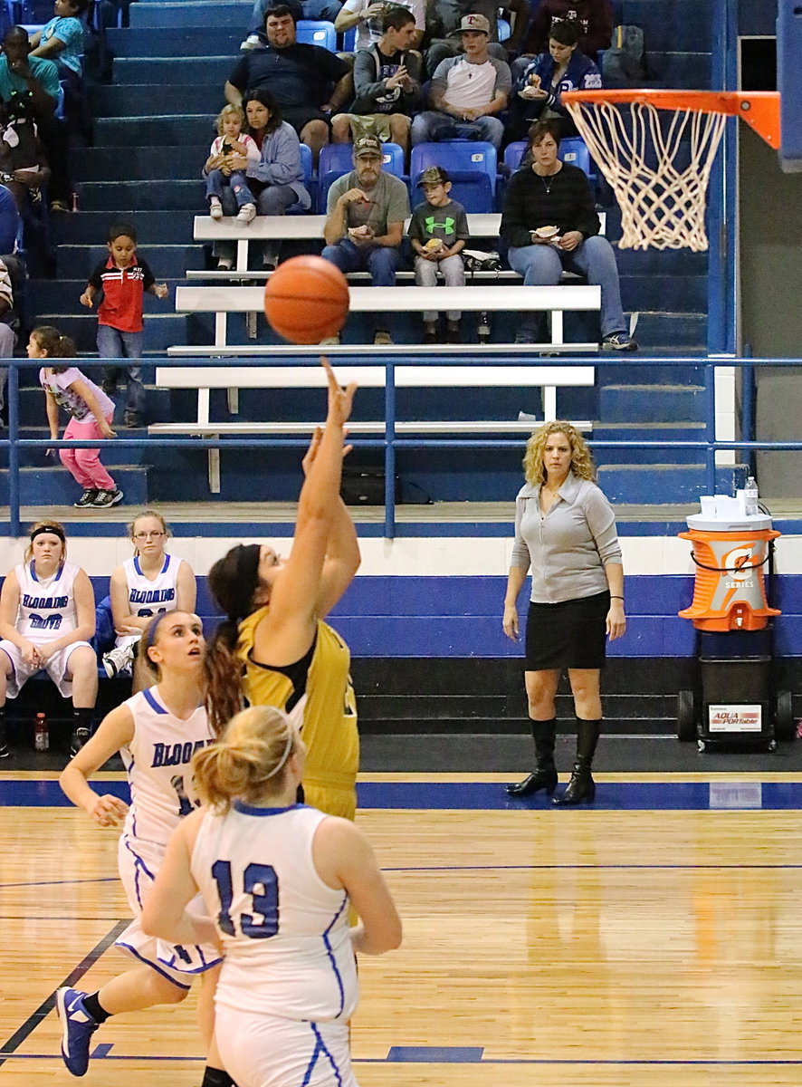 Image: Monserrat Figueroa(25) has an open look at the front of the rim.