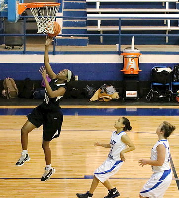 Image: Janae Robertson(10) puts in 14-points for the JV Gladiators.