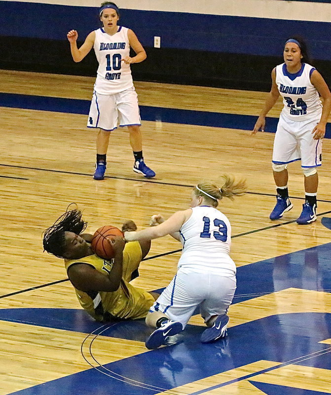 Image: Taleyia Wison(22) causes a turnover for Italy.
