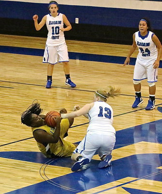 Image: Taleyia Wison(22) causes a turnover for Italy.