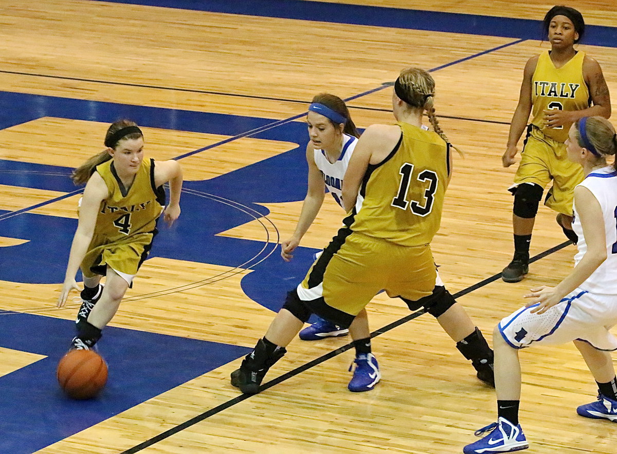 Image: Tara Wallis(4) gets around a screen set by Jaclynn Lewis(13).