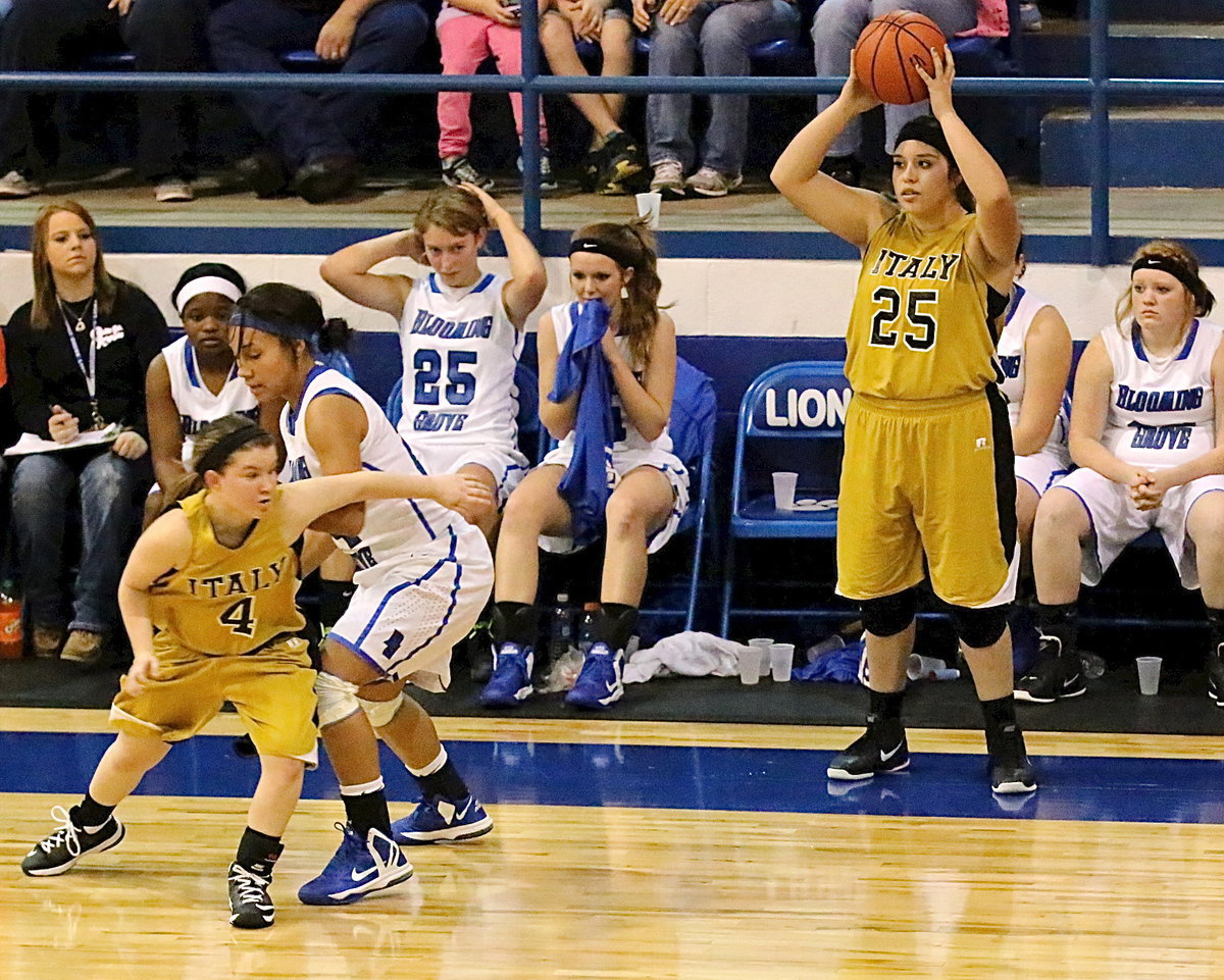 Image: Monserrat Figueroa(25) waits for teammate Tara Wallis(4) to finish her move.