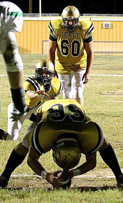Image: Kyle Fortenberry(66) prepares to snap to teammate Tyler Anderson(11) who will hold for kicker Kevin Roldan(60).