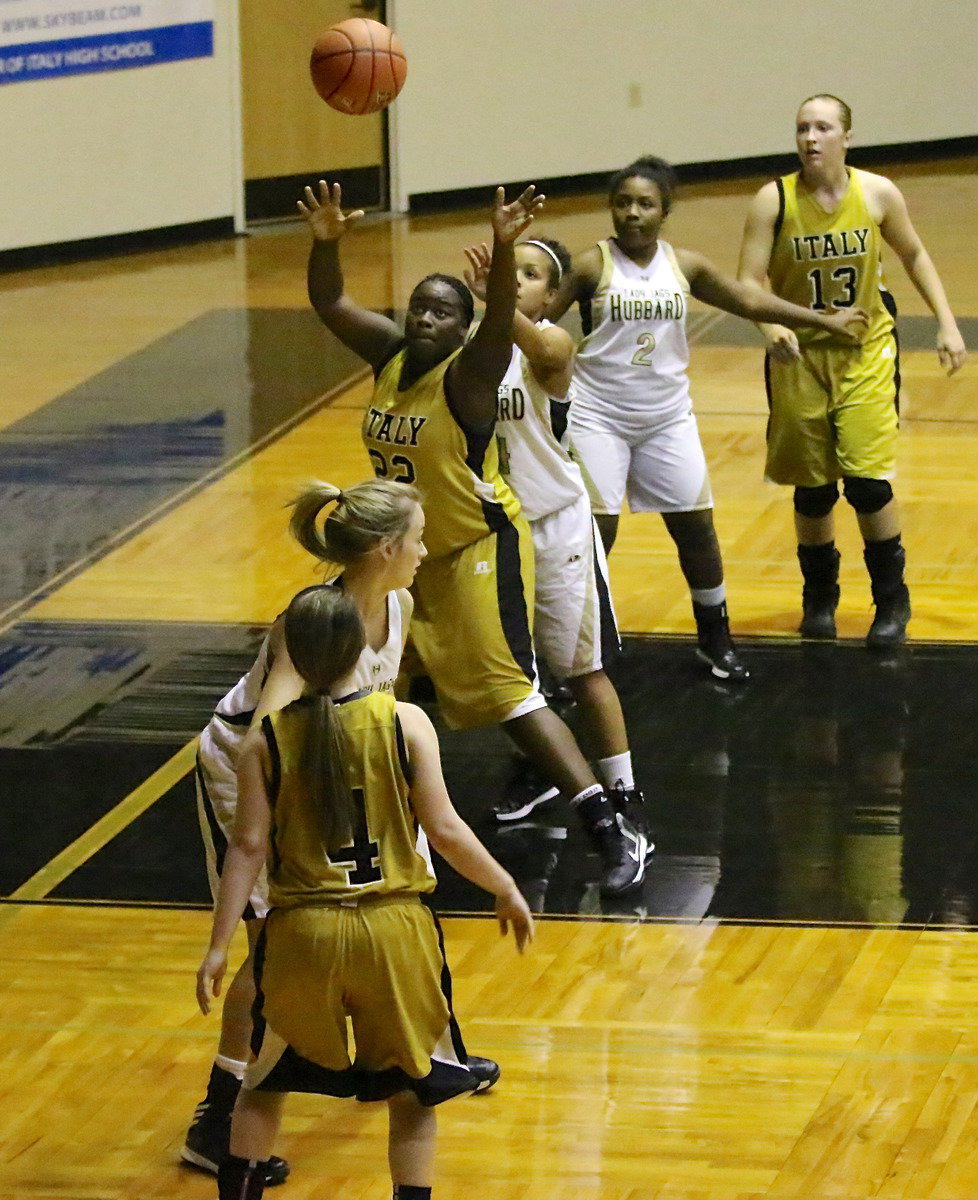 Image: Tara Wallis(4) lofts a pass into teammate Taleyia Wilson(22) on the low block.