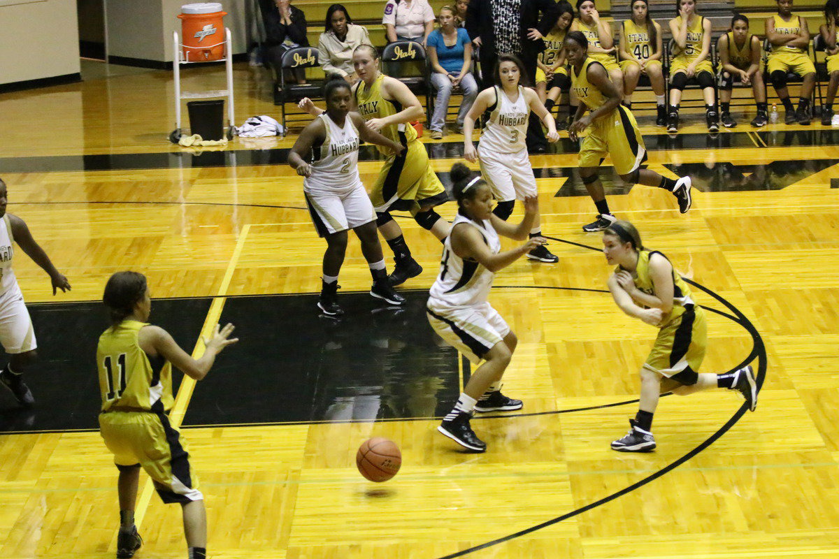 Image: Guard Tara Wallis(4) passes the ball over to Ryisha Copeland(11).