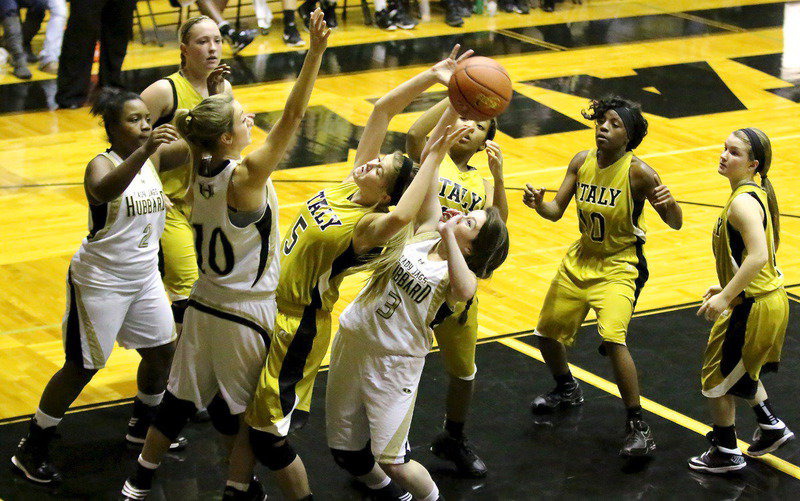 Image: Italy’s Halee Turner(5) and Ryisha Copeland(11) battle for the rebound.