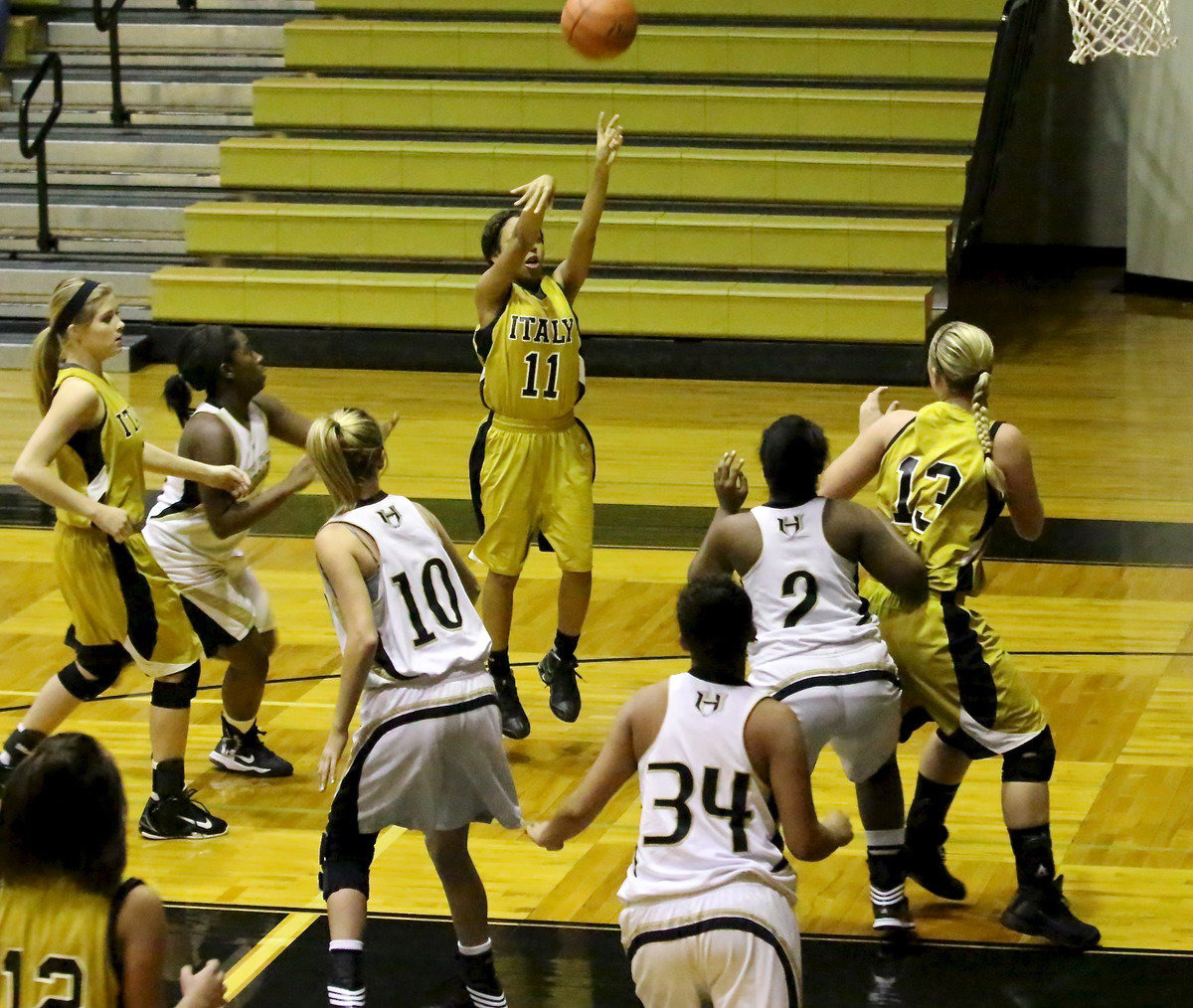 Image: Italy’s Ryisha Copeland(11) takes her shot.