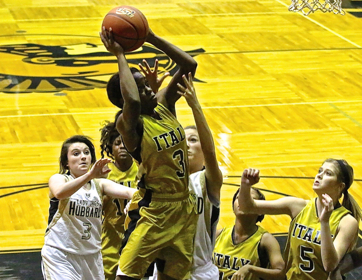 Image: Kortnei Johnson(3) powers her way to the rim.