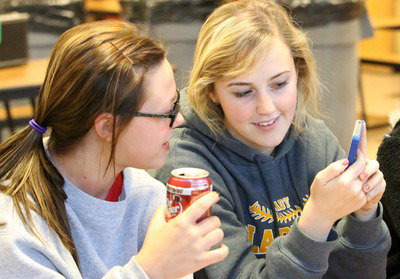 Image: Bailey Eubank and Kelsey Nelson check out photos on Neotrib.com