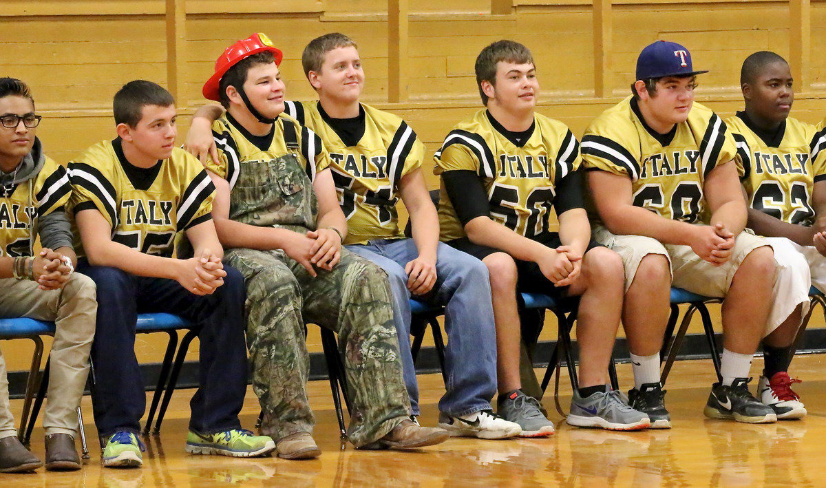 Image: Gladiators Fabian Cortez, Austin Crawford, John Byers, Bailey Walton, Zain Byers, Kevin Roldan and Kenneth Norwood are enjoying the pep rally.