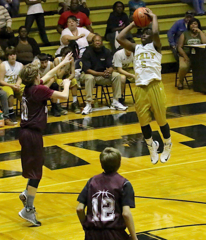 Image: Italy 8th grader Kendrick Norwood(5) rises for a 3-point attempt.