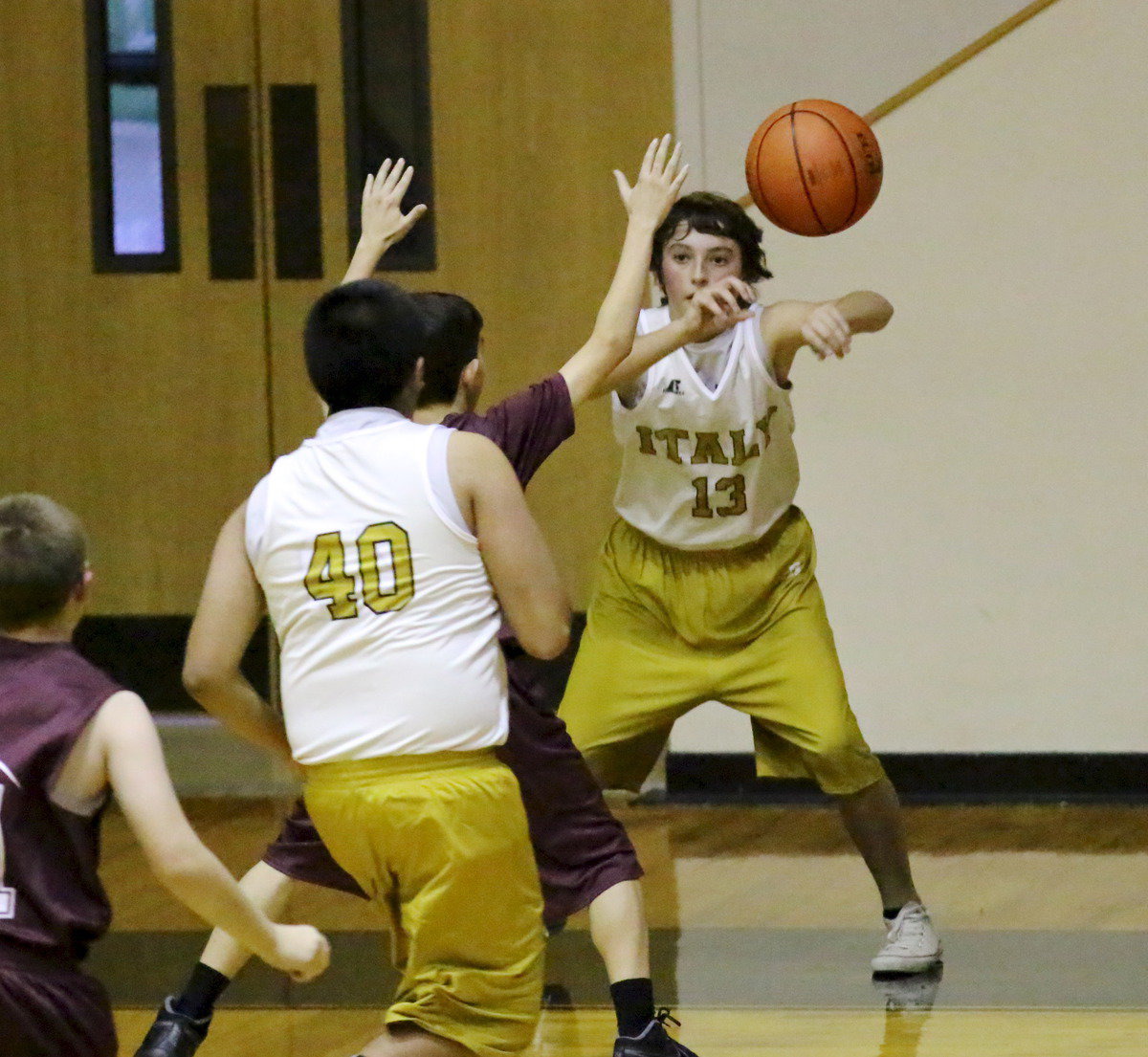 Image: Andrew Oldfield(13) inbounds to Chris Munos(40).