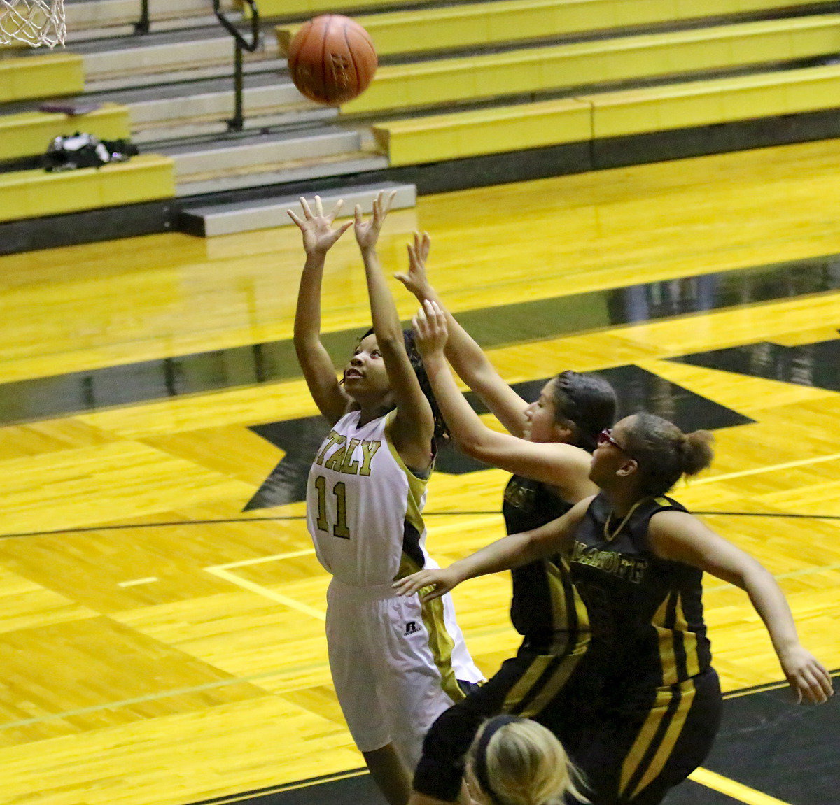 Image: Ryisha Coplenad(11) gets a shot off in the paint against Malakoff.